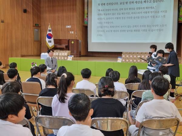 김해 삼문초교는 30일 오전 11시 김영훈 고용노동부 장관을 초청해 학교 강당에서 '우리가 묻고, 장관님이 답하고, 세상이 바뀐다!'라는 토크콘서트를 열었다. 어린이들이 노동부장관에게 건의문을 낭독하고 있다. /이수경 기자