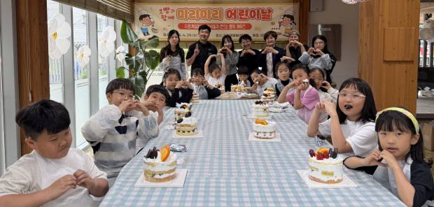 오빵 제과점에서 가흥초등학교 학생들이 케이크 만들기 체험 후 기념사진을 찍곡 있다. 영주시 제공