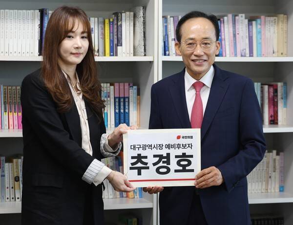 국민의힘&nbsp;추경호&nbsp;대구시장 예비후보가 30일 오전 대구 서구 대구광역시선거관리위원회에서 예비후보 등록을 하고 있다.연합뉴스