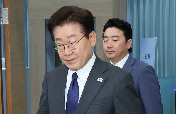 이재명 대통령이 30일 청와대에서 수석보좌관회의에 강훈식 비서실장과 입장하고 있다. 연합뉴스