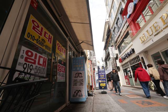부산 중구 남포동 일대에 임대 안내문이 붙어 있다. 정종회 기자 jjh@