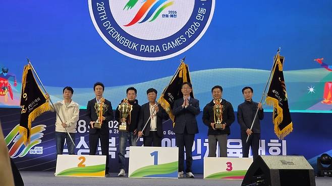 ▲ 포항시가 30일 안동시 일원에서 열린 제28회 경북장애인체육대회 시부 종합우승을 차지했다. 사진은 시상식에서 김일근 포항시장애인체육회 상임부회장(중앙)과 배성규 포항시 체육산업과장(중앙 왼쪽)이 우승기 및 트로피를 받은 뒤 기념촬영한 모습. 포항시 제공