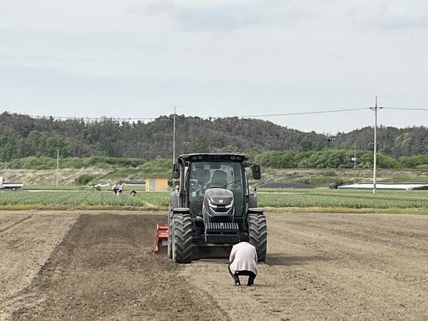 무인 자율주행으로 땅을 고르던 대동 AI 트랙터가 사람을 감지하자마자 즉시 운행을 멈춰 선 장면. [출처=김유영 기자]
