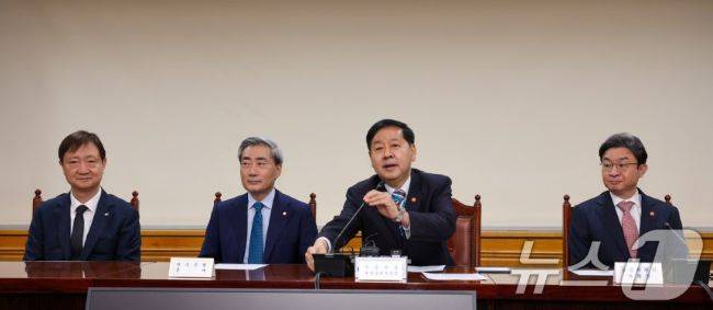 이찬진 금융감독원장(왼쪽부터), 신현송 한국은행 총재, 구윤철 경제부총리 겸 재정경제부 장관, 이억원 금융위원장이 30일 오전 서울 중구 은행회관에서 열린 확대거시경제금융회의에 참석해 기념 촬영을 하고 있다./제공=뉴스1
