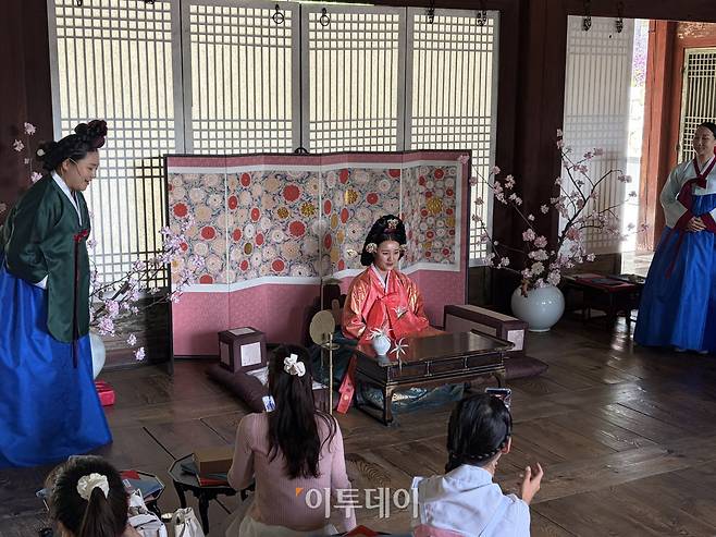 29일 창경궁 '왕비의 취향' 프로그램에 참여 중인 관람객들의 모습.(송석주 기자 ssp@)