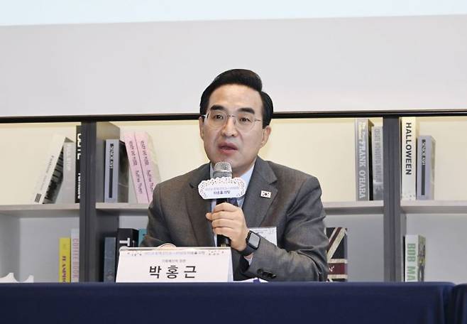 박홍근 기획예산처 장관이 28일 오후 서울 중구 커뮤니티하우스 마실에서 열린 '국민과 함께 하는 나라 살림' 타운홀 미팅을 주재, 모두발언을 하고 있다.(기획예산처)