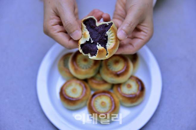 황남빵의 특징은 겉은 얇고 단단하면서 속은 촉촉하고 묵직하다는 점이다.