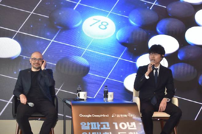 데미스 허사비스 구글 딥마인드 CEO와 신진서 9단.(사진=한국기원 제공)
