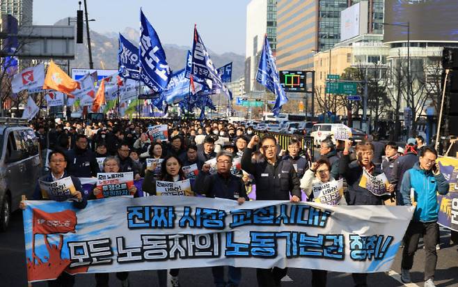 '노란봉투법'(노동조합 및 노동관계조정법 2·3조 개정 법률) 시행 첫날인 10일 서울 세종로에서 열린 민주노총 투쟁 선포대회에서 집회를 마친 민주노총 조합원 등이 행진하고 있다. (사진=연합뉴스)