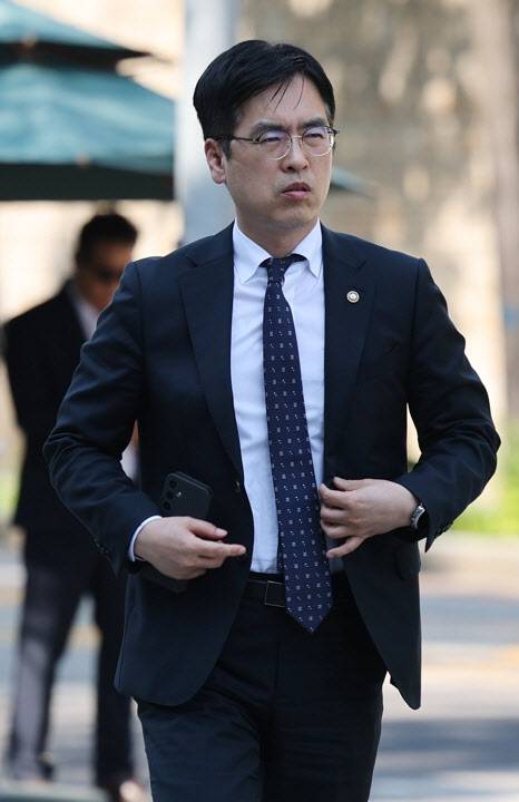 사무실로 향하는 김민재 중수청 개청 준비단장(사진=연합뉴스)