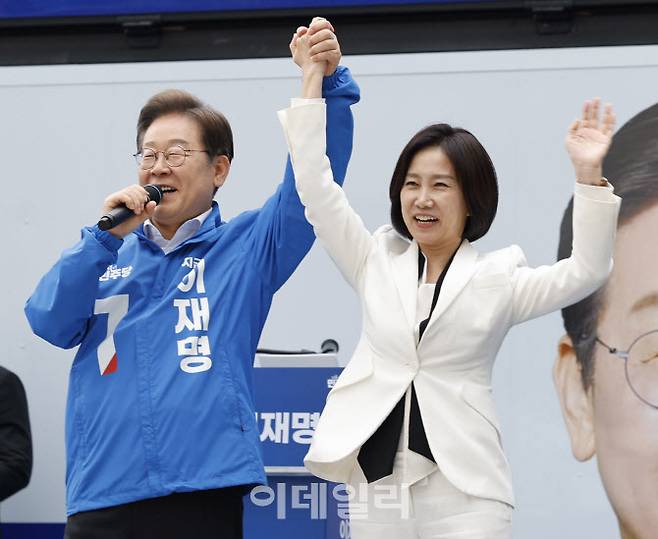 지난해 5월 19일 당시 이재명 더불어민주당 대선후보가(왼쪽) 서울 영등포 타임스퀘어 부근에서 열린 유세 현장에서 허은아 개혁신당 전 대표와 손 잡고 청중에게 인사하고 있다 (사진=뉴스1)