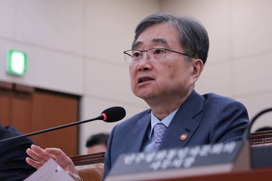 조현 외교부 장관이 지난 15일 국회에서 열린 외교통일위원회 전체회의에서 의원 질의에 답하고 있다. 〈사진=연합뉴스〉