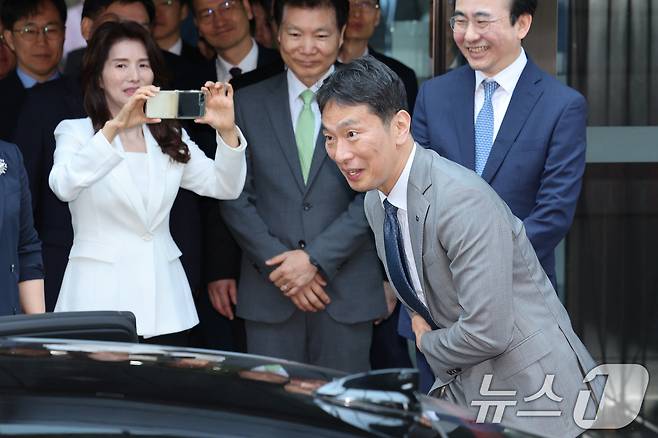 이복현 금융감독원장이 5일 오전 서울 여의도 금융감독원에서 열린 자신의 퇴임식을 마친 후 직원들과 인사하고 있다. 2025.6.5 ⓒ 뉴스1 신웅수 기자