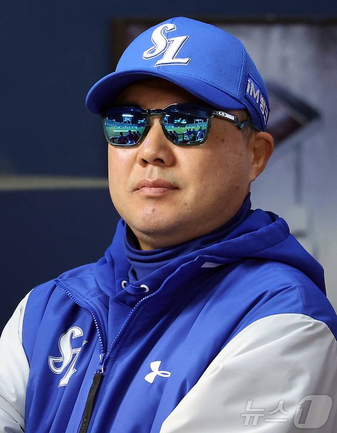 28일 서울 송파구 잠실야구장에서 열린 '2026 신한 SOL KBO리그' 삼성 라이온즈와 두산 베어스의 경기, 삼성 박진만 감독이 8회초 팀의 공격을 지켜보고 있다. 2026.4.28 ⓒ 뉴스1 김진환 기자