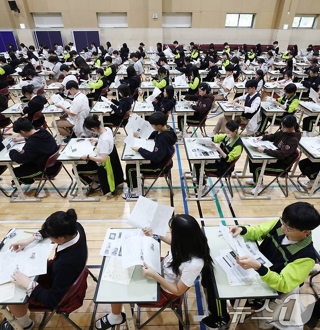 30일 경기 화성시 동탄국제고등학교에서 1학년 학생들이 1학기 1차 지필평가를 시험 감독이 없는 '무감독 양심 시험'으로 치르고 있다. 2026.4.30 ⓒ 뉴스1 김영운 기자