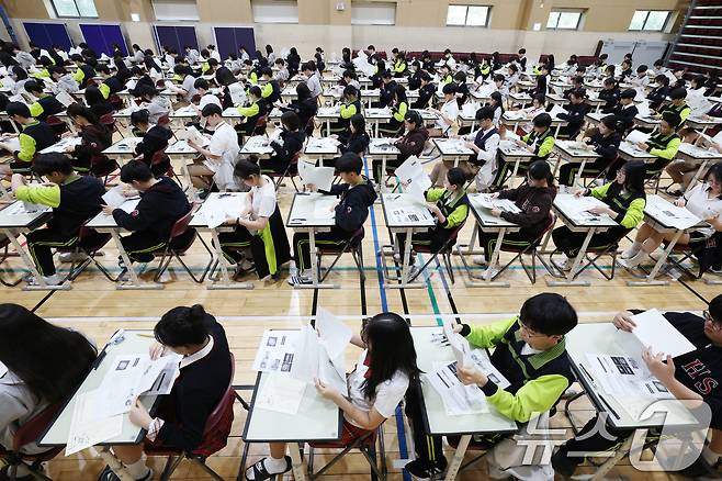 30일 경기 화성시 동탄국제고등학교에서 1학년 학생들이 1학기 1차 지필평가를 시험 감독이 없는 '무감독 양심 시험'으로 치르고 있다. 2026.4.30 ⓒ 뉴스1 김영운 기자