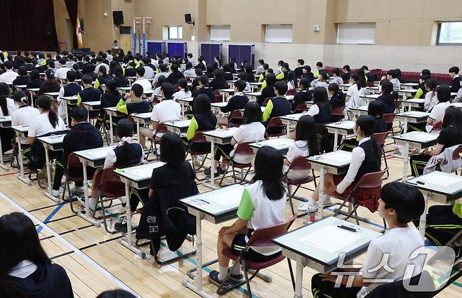 30일 경기 화성시 동탄국제고등학교에서 1학년 학생들이 1학기 1차 지필평가를 시험 감독이 없는 '무감독 양심 시험'으로 치르고 있다. 2026.4.30 ⓒ 뉴스1 김영운 기자