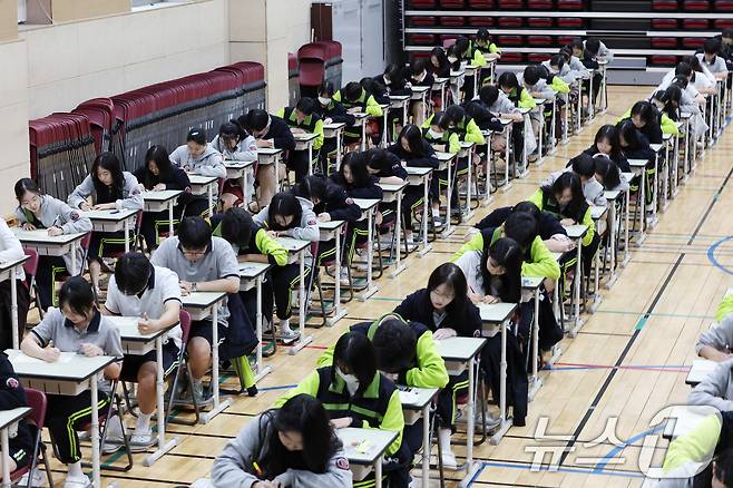 30일 경기 화성시 동탄국제고등학교에서 1학년 학생들이 1학기 1차 지필평가를 시험 감독이 없는 '무감독 양심 시험'으로 치르고 있다. 2026.4.30 ⓒ 뉴스1 김영운 기자