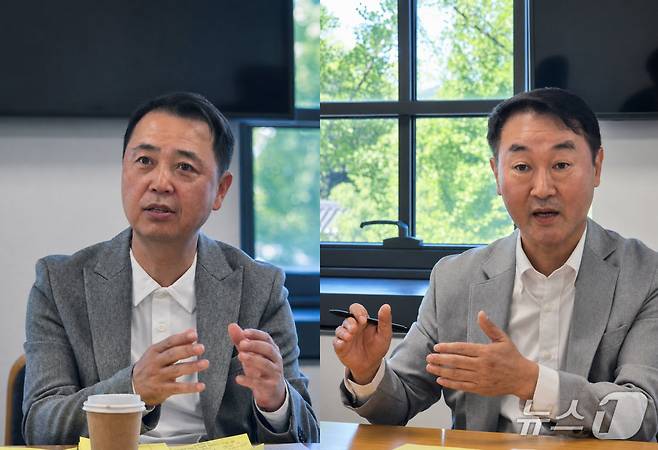 황성익 한국모바일게임협회장(왼쪽)은 "'레알팜'처럼 게임 안에서 농사를 짓고 보상으로 실제 쌀을 보내주는 사례는 농민과 이용자 모두에게 도움이 되는 선의의 방식인데도 규제 때문에 제대로 운영하기 어려운 현실"이라고 말했다. 조영기 한국게임산업협회장은"(경품 허용은) 유저에게 혜택을 주면서도 마케팅 비용을 줄일 수 있는 수단인데, 지금은 문체부 의지만 있으면 상당 부분 진전을 만들 수 있는 문제"라고 말했다.