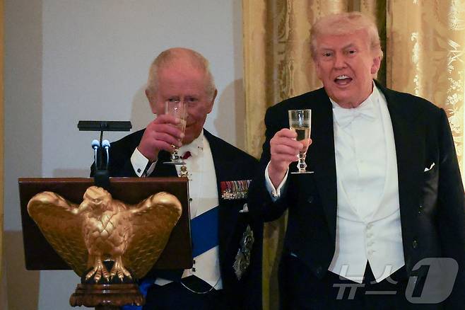 백악관 국빈 만찬에서 건배사하는 찰스 3세 영국 국왕과 트럼프 미국 대통령. 2026.04.28 ⓒ 로이터=뉴스1