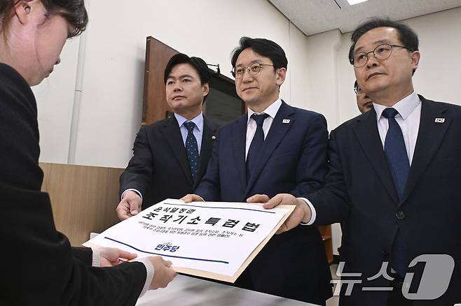 천준호 더불어민주당 원내대표 직무대행과 국정조사특위 위원들이 30일 서울 여의도 국회 의안과에 '윤석열 정치검찰 조작기소 진상규명 특검법'을 제출하고 있다. (공동취재) 2026.4.30 ⓒ 뉴스1 신웅수 기자