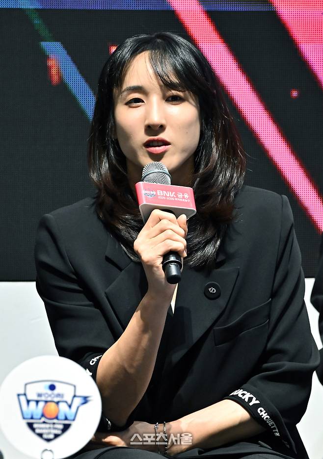 우리은행 김단비가 6일 서울 용산구 서울드래곤시티 그랜드볼룸에서 열린 BNK금융 2025-2026 여자프로농구 포스트시즌 미디어데이 행사에서 사회자의 질문에 답을 하고 있다. 사진 | 박진업 기자 upandup@sportsseoul.com