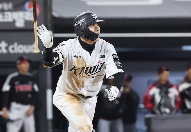 KT 최원준이 28일 수원케이티위즈파크에서 열린 2026 KBO리그 LG전에서 2루타를 치고 있다. 사진 | 수원=연합뉴스