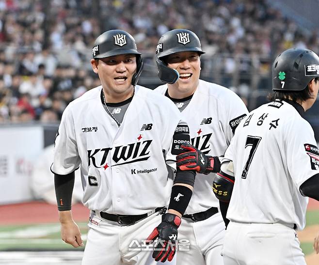 KT 장성우(왼쪽)와 김현수가 23일 수원케이티위즈파크에서 열린 2026 KBO리그 KIA와 경기 1회말 2사 만루 오윤석의 2타점 적시타에 득점을 한 뒤 환하게 웃고 있다. 수원 | 박진업 기자 upandup@sportsseoul.com