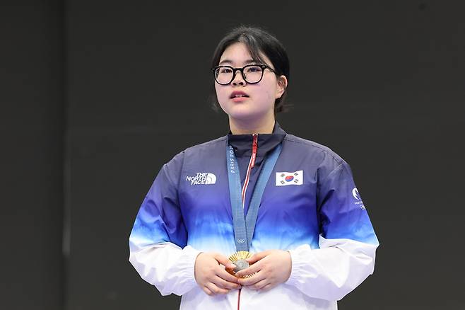 28일(현지시간) 프랑스 샤토루 슈팅 센터에서 열린 2024 파리올림픽 사격 공기권총 10m 여자 결선에서 우승한 오예진이 시상식에서 목에 건 금메달을 어루만지고 있다. 사진 | 샤토루=연합뉴스