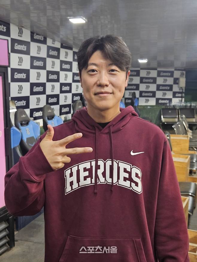 키움 박진형이 29일 부산 사직구장에서 열린 2026 KBO리그 정규시즌 롯데전 승리 후 취재진 인터뷰에서 포즈를 취하고 있다. 사직 | 강윤식 기자 skywalker@sportsseoul.com