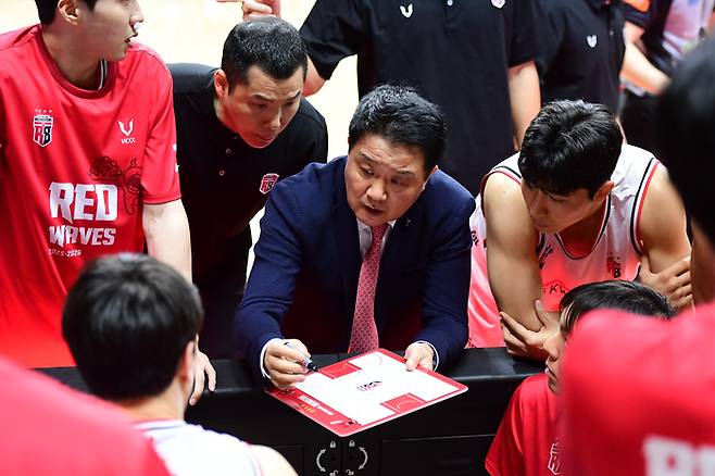 정관장 유도훈 감독이 28일 부산 사직실내체육관에서 열린 2025~2026 LG전자 프로농구 4강 플레이오프(PO) KCC와 3차전에서 작전 지시하고 있다. 사진 | KBL