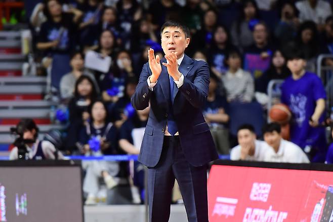 KCC 이상민 감독이 30일 부산 사직실내체육관에서 열린 2025~2026 LG전자 프로농구 4강 PO 정관장과 4차전에서 선수들을 격려하고 있다. 사진 | KBL