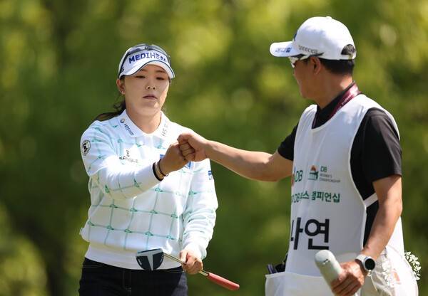 '제1회 DB 위민스 챔피언십' 1라운드 17번 홀에서 버디를 기록하고 홀아웃하는 이다연. /사진=KLPGA
