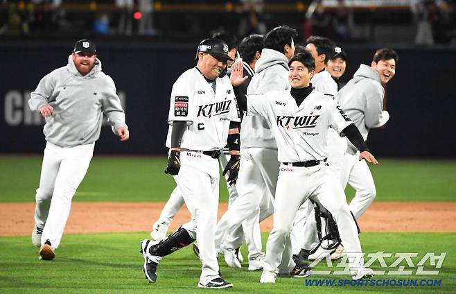 쌀쌀한 날씨 물세례 직후 몸은 추웠지만 가슴은 뜨거웠다.