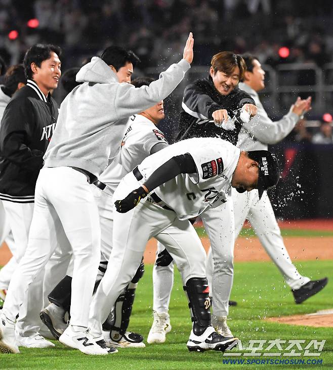 이틀 연속 연장 혈투 끝 끝내기 안타로 승리한 KT 기세는 무서웠다.