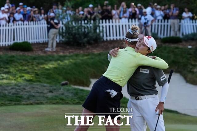 김효주(오른쪽)가 파운더스컵에서 우승한 뒤 경쟁을 펼쳤던 코다의 축하를 받고 있다. 김효주는 2주 연속 코다를 꺾고 우승한 바 있어 올시즌 코다의 가장 강력한 대항마로 평가받고 있다./AP.뉴시스