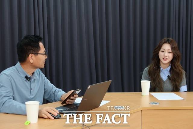 맑고 청아한 음색, 안정적인 고음 처리, 세련된 무대 매너까지, 홍지윤은 아이돌 못지않은 비주얼과 퍼포먼스를 동시에 갖춘 것이 특징이다. 홍지윤(오른쪽)이 <더팩트 스페셜 강일홍 인터뷰>에서 답변하고 있다. /이상빈 기자