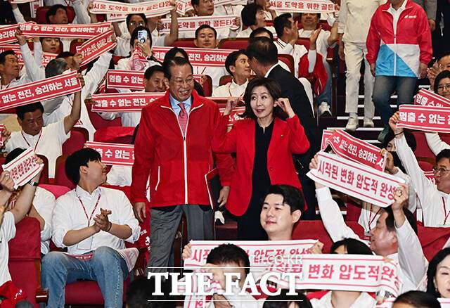 행사장 입장하는 권영세 국민의힘 의원과 나경원 의원.