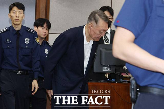 윤석열 전 대통령이 26일 서울 서초동 서울중앙지법에서 열린 특수공무집행방해 혐의 재판에 출석하고 있다. <2025. 09.26 사진공동취재단>