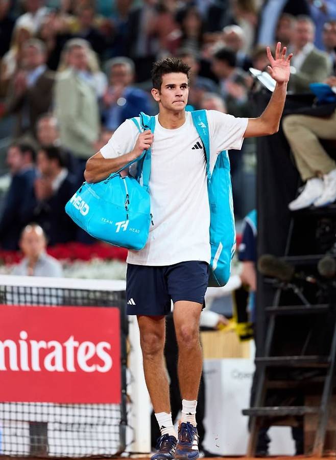 경기장을 떠나며 팬들에게 인사하는 라파엘 호다르.