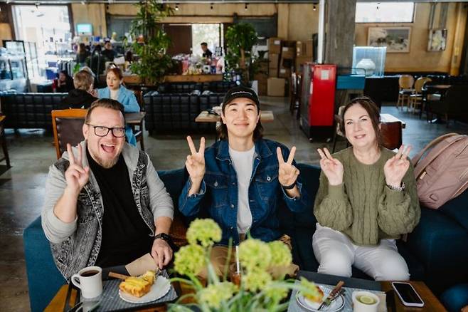 최재효 굿메이트트래블 대표(가운데)가 부산 투어 중 외국인 참가자들과 사진 촬영을 하고 있다. 굿메이트트래블