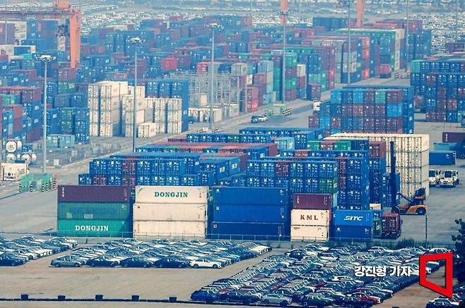 지난해 7월 경기 평택항 수출 야적장에 수출을 앞둔 자동차가 선적대기 하고 있다. 강진형 기자.