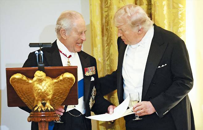 트럼프 “내 어머니, 찰스에 반했었다”  28일 미국 워싱턴DC 백악관에서 열린 국빈 만찬에서 찰스 3세 영국 국왕(왼쪽)과 도널드 트럼프 미국 대통령이 대화를 나누며 웃음을 터뜨리고 있다. 이날 트럼프는 스코틀랜드 출신 모친을 언급하며 “어머니가 젊은 시절 찰스 국왕을 보며 ‘너무 멋지다’고 했다. 내 어머니는 찰스에게 반했었다”고 했다. /AFP 연합뉴스