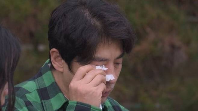 배우 권오중이 희귀질환을 앓는 아들에 관해 이야기하며 눈물 흘리고 있다. /KBS1 '황신혜의 같이 삽시다'
