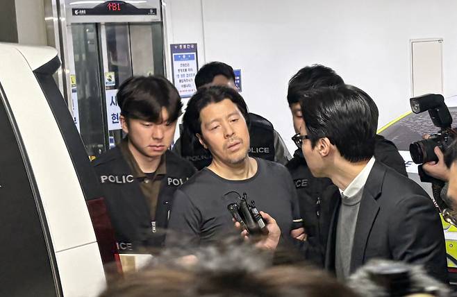 지난달에는 오랜 기간 기장 승진을 못해 불만을 가진 김동환씨가 기장을 살해하는 사건이 발생하기도 했다. 사진은 항공사 동료 기장을 흉기로 살해한 혐의를 받는 김씨(왼쪽에서 두번째)가 3월 26일 오전 부산진경찰서에서 검찰로 송치되는 모습. /뉴스1