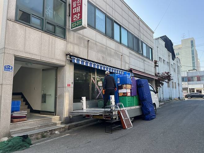 30일 오전 대전 유성구 장대동 유성시장에서 한 가게가 이전을 위해 짐을 싣고 있다. 우수아 기자
