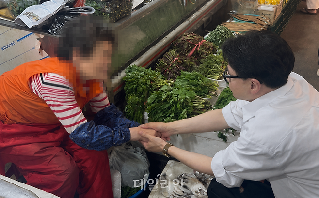 한동훈 전 국민의힘 대표가 29일 부산 북구 구포시장에서 한 상인과 대화를 나누고 있다. ⓒ데일리안 오수진 기자