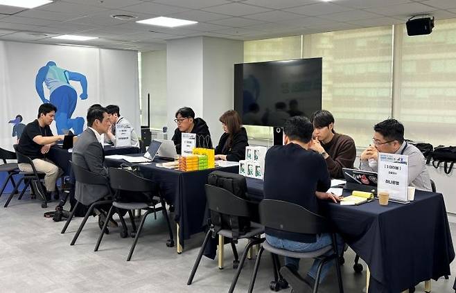 29일 서울 마포 프론트원에서 열린 ‘핀테크, 연결의 장’ 상담매칭에서 금융회사·VC·정책지원기관 11곳과 핀테크 기업 관계자들이 1대1 상담을 진행하고 있다.ⓒ데일리안 손지연 기자