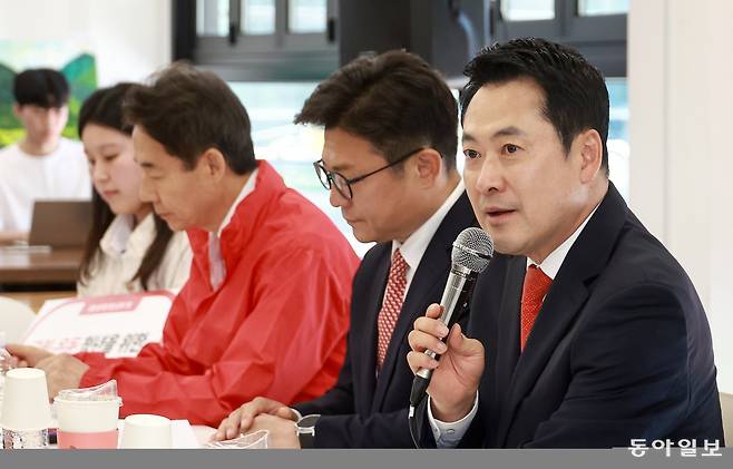 장동혁 국민의힘 대표가 29일 서울 서대문구 카페폭포에서 열린 생활 밀착형 청년 공약 간담회에서 모두발언을 하고 있다. 송은석 기자 silverstone@donga.com