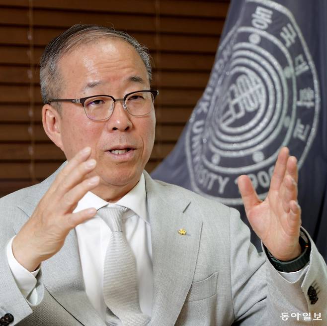 윤재웅 동국대 총장은 본보 인터뷰에서 “동국대는 인문학 분야에서 강점을 지녔지만 최근 이공계 육성에도 박차를 가하고 있다”며 “대학의 본질적인 가치를 더욱 공고히 하고 시대 변화에 능동적으로 대응하며 미래 경쟁력을 높이겠다”고 밝혔다. 1906년 불교계 선각자들이 설립한 명진학교에서 출발한 동국대는 올해 개교 120주년을 맞았다. 변영욱 기자 cut@donga.com